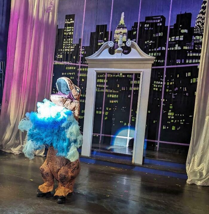 De vez en cuando uso mi disfraz de T-Rex en el trabajo para darles algo de alegría a mis compañeros de trabajo.