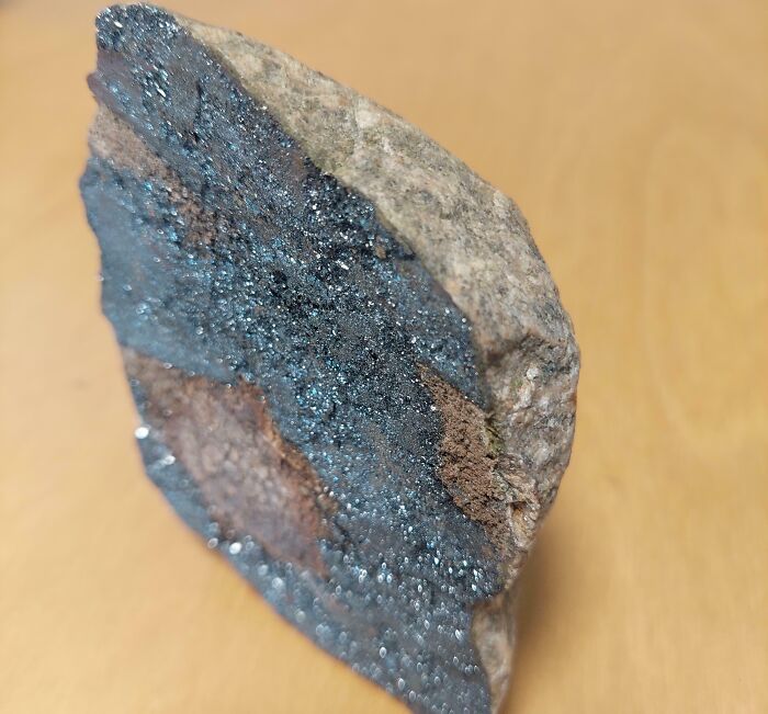 Soy el único geólogo que conoce mi compañero de trabajo, así que vino a mi oficina ayer muy feliz y ansioso por hablar sobre esta roca que encontró.