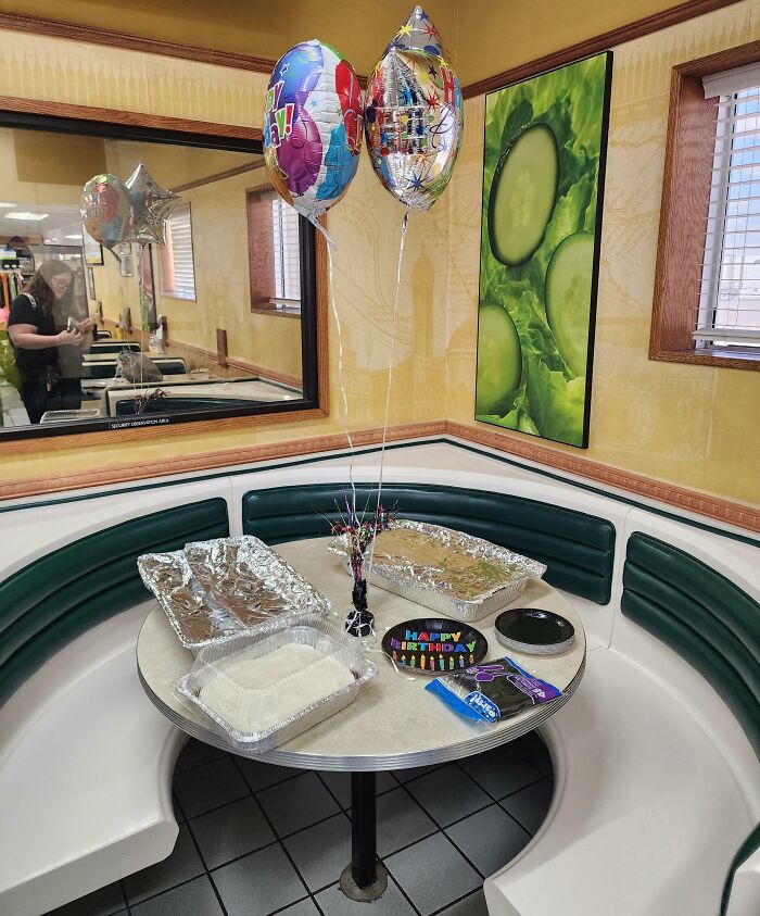 Mis compañeros de trabajo trajeron pastel y comida para mi cumpleaños ya que no tenía con quién celebrarlo