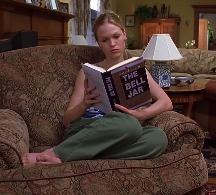 Sylvia Plath With Her Book ‘The Bell Jar’ In 10 Things I Hate About You