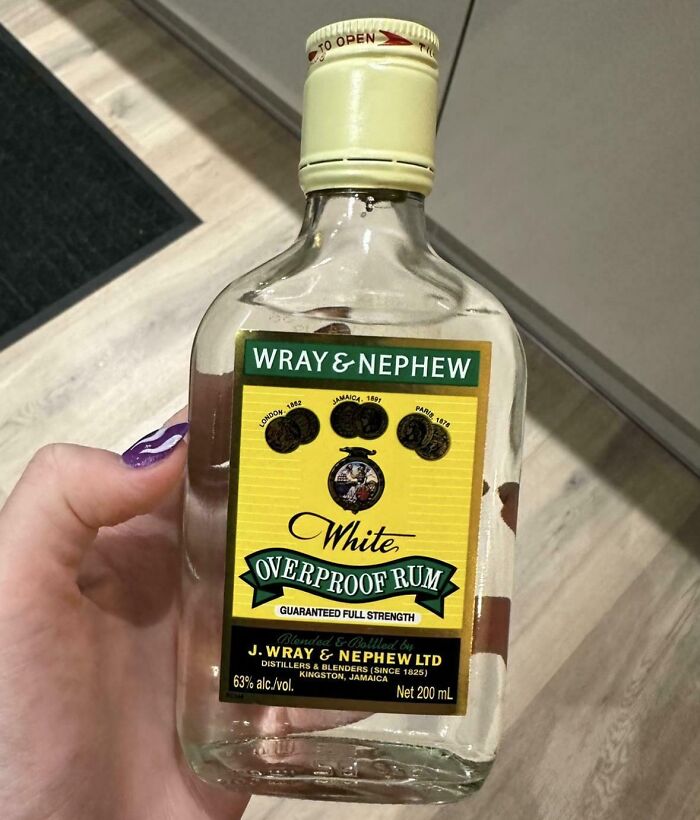 Fui la única persona en mi edificio de oficinas que le dio un regalo de Navidad al equipo de seguridad. Hoy, como agradecimiento, uno de ellos me trajo un regalo de su viaje a Jamaica