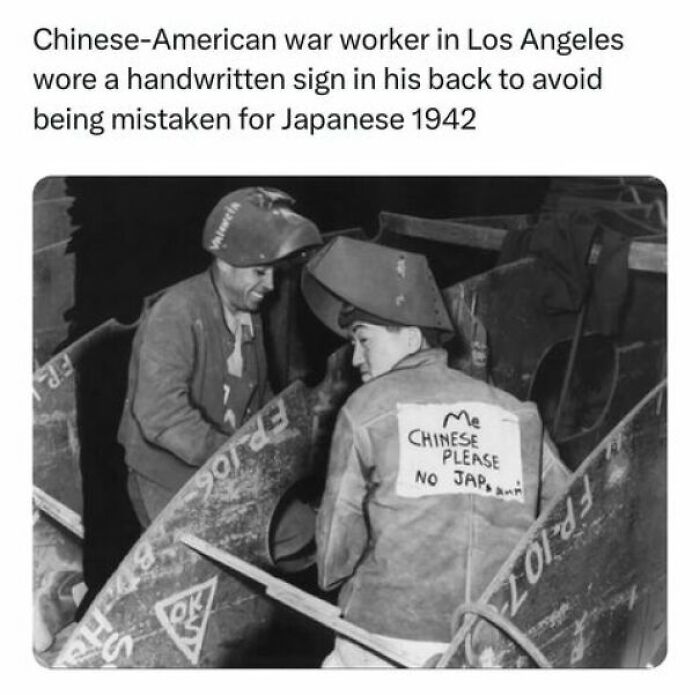 Chinese-American War Worker In Los Angeles Wore A Handwritten Sign In His Back To Avoid Being Mistaken For Japanese 1942 #japanese #ww2 #worldwar2 #japan #chinese