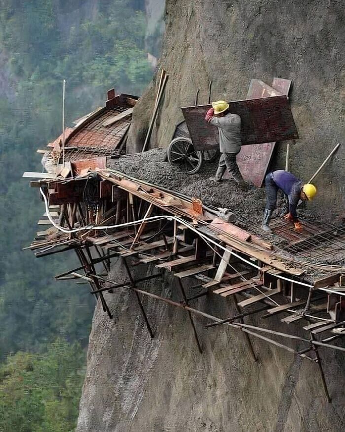 Obreros construyendo una carretera de montaña, China