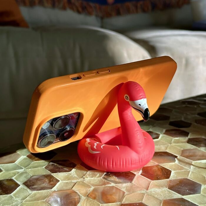 A Flamingo Phone Stand Will Give You That Summer Feeling While You Are At Work
