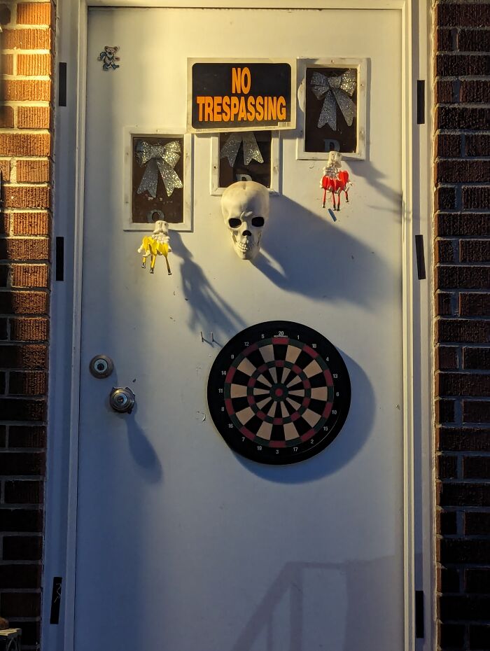 My Scary Decorations: Bony Is A Gamer