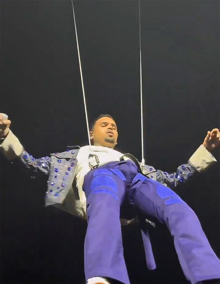 Chris Brown Seemed To Get Excited By His Backup Dancer, Now His “Bulge” Is Going Viral Chris Brown Seemed To Get Excited By His Backup Dancer, Now His “Bulge” Is Going Viral
