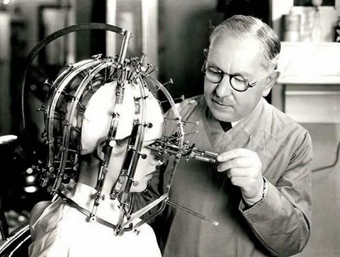 This Device Was Designed To Help With The Application Of Make-Up, Invented By Max Factor, 1930