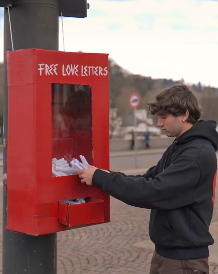 Greg Goya From Turin Is Bringing Out People’s Deepest Emotions Through His Interactive Street Art Greg Goya From Turin Is Bringing Out People’s Deepest Emotions Through His Interactive Street Art