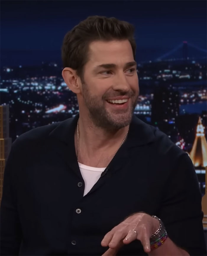 Influencer Realizes Not Everyone Watches Her Videos After John Krasinski Shrugs Her Off Influencer Realizes Not Everyone Watches Her Videos After John Krasinski Shrugs Her Off