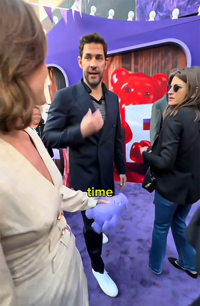 Influencer Realizes Not Everyone Watches Her Videos After John Krasinski Shrugs Her Off Influencer Realizes Not Everyone Watches Her Videos After John Krasinski Shrugs Her Off