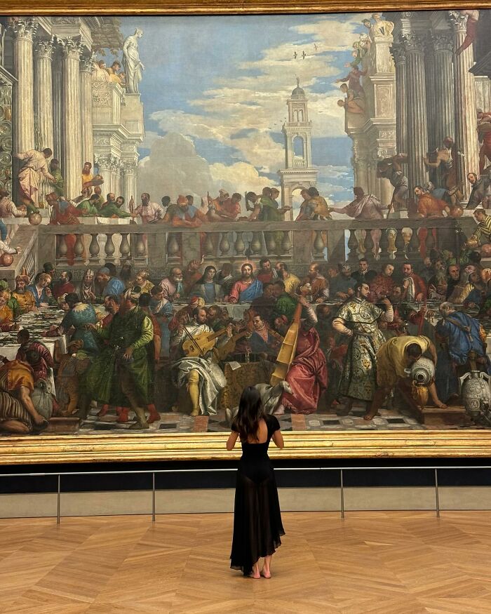 Kendall Jenner Strolling Barefoot Through The Louvre Has People Baffled: “Rich People Are So Weird” Kendall Jenner Strolling Barefoot Through The Louvre Has People Baffled: “Rich People Are So Weird”
