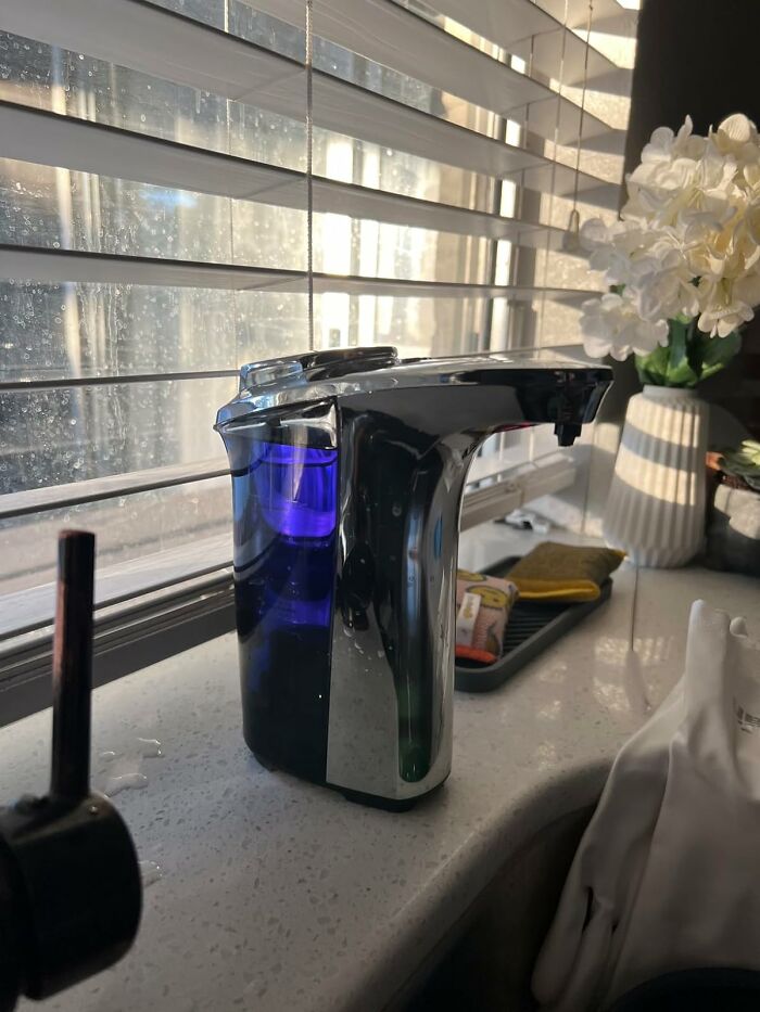 This Liquid Hand Soap Dispenser Gives You The Perfect Amount Of Soap Every Time