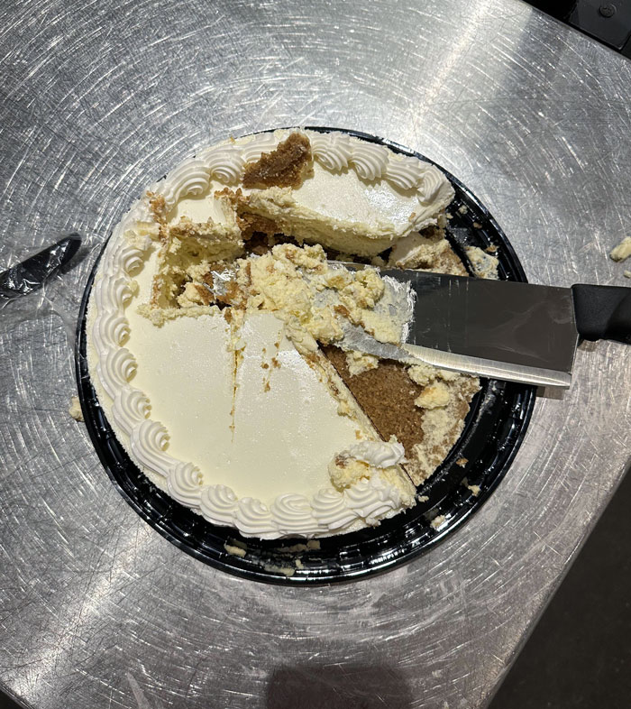 How My Coworker Cut This Cheesecake