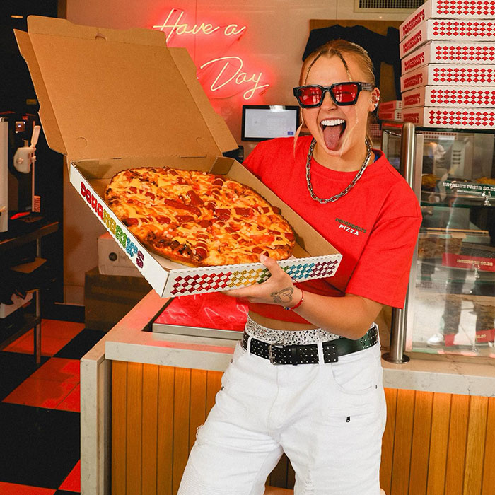 JoJo Siwa&rsquo;s &ldquo;CringeFest&rdquo; Continues As Crowd Balks At Expletive-Filled Monologue At UK Show