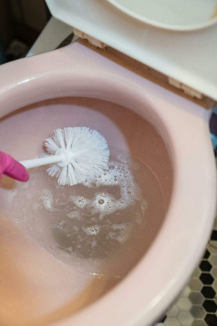 30 Cleaners Who Got Grossed Out On The Job Share The Nastiest Things They've Encountered