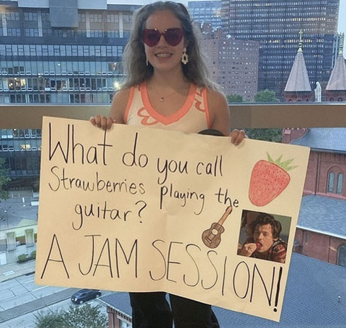 This Sign At Harry Styles' "Love On Tour" Concert In Pittsburgh