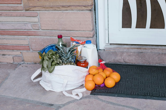 32YO Man Asks If He's The Jerk For Making GF Do His Laundry And Withholding Groceries If She Stops