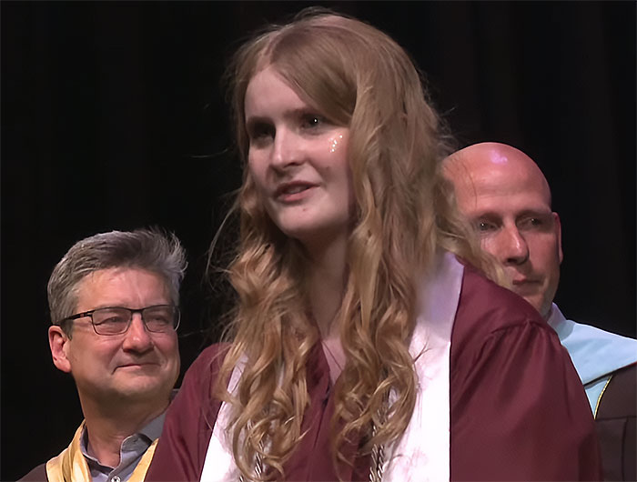 High School Graduate Refuses To Shake Superintendent’s Hand And Offers Him Banned Book On Stage High School Graduate Refuses To Shake Superintendent’s Hand And Offers Him Banned Book On Stage