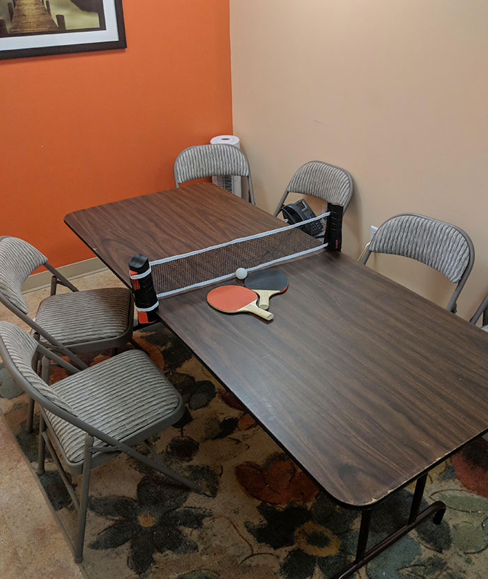 Soy un guardia de seguridad que solo estaba haciendo mis rondas, entré a la sala de conferencias y vi esto