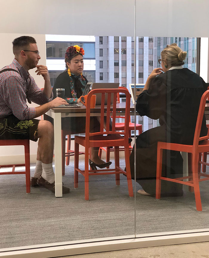 Un alemán, Frida y Ruth Bader Ginsburg entran en una sala de conferencias