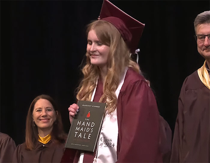 High School Graduate Refuses To Shake Superintendent’s Hand And Offers Him Banned Book On Stage High School Graduate Refuses To Shake Superintendent’s Hand And Offers Him Banned Book On Stage