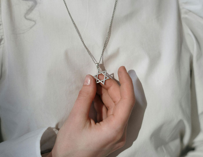 Man Seeks Guidance After Jewish Roommate Expects Him To Compromise His Lifestyle For His Religion