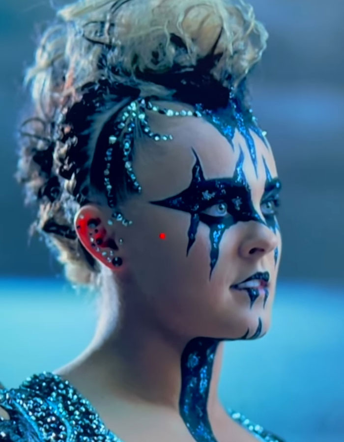 JoJo Siwa&rsquo;s &ldquo;CringeFest&rdquo; Continues As Crowd Balks At Expletive-Filled Monologue At UK Show