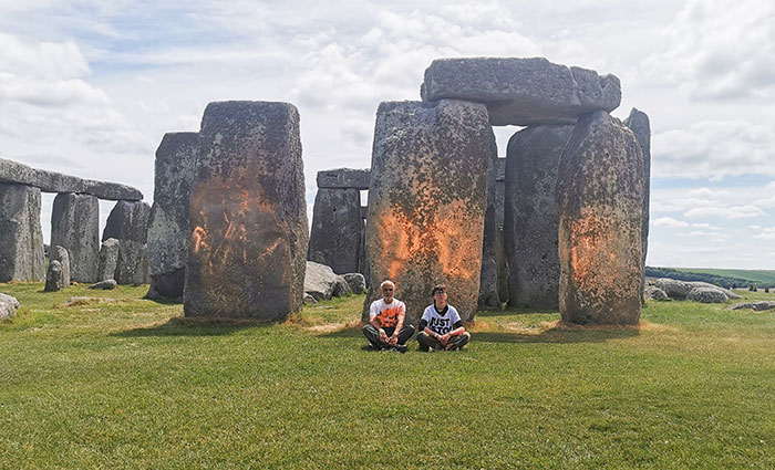 Stonehenge Spray-Painted Orange In Broad Daylight As Onlookers Try To Hold Back Vandals Stonehenge Spray-Painted Orange In Broad Daylight As Onlookers Try To Hold Back Vandals