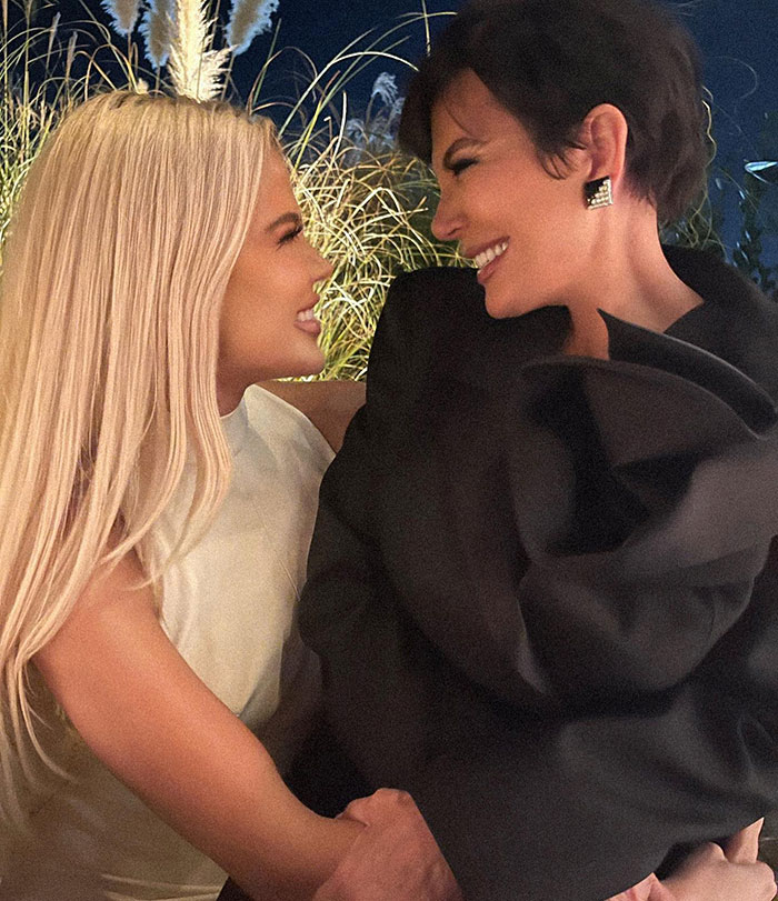 “Something Seems Off With This Pic”: Fans Crack Up Over Kris Jenner’s Photoshop Fail “Something Seems Off With This Pic”: Fans Crack Up Over Kris Jenner’s Photoshop Fail