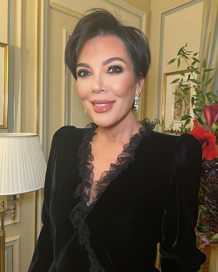 “Something Seems Off With This Pic”: Fans Crack Up Over Kris Jenner’s Photoshop Fail “Something Seems Off With This Pic”: Fans Crack Up Over Kris Jenner’s Photoshop Fail