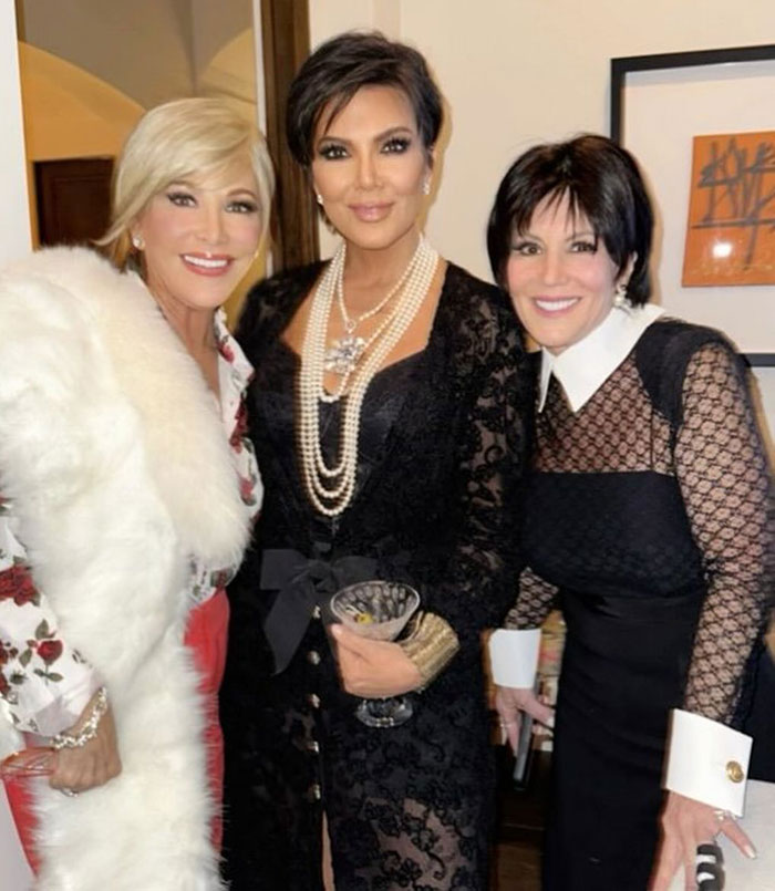 “Something Seems Off With This Pic”: Fans Crack Up Over Kris Jenner’s Photoshop Fail “Something Seems Off With This Pic”: Fans Crack Up Over Kris Jenner’s Photoshop Fail
