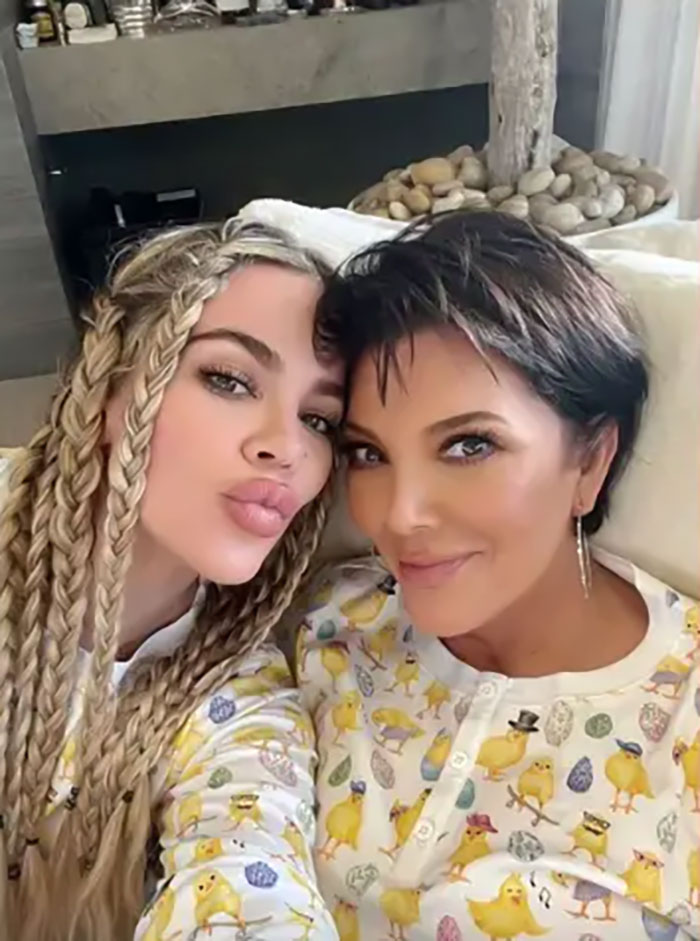 “Something Seems Off With This Pic”: Fans Crack Up Over Kris Jenner’s Photoshop Fail “Something Seems Off With This Pic”: Fans Crack Up Over Kris Jenner’s Photoshop Fail