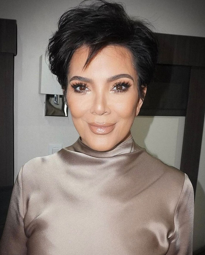 “Something Seems Off With This Pic”: Fans Crack Up Over Kris Jenner’s Photoshop Fail “Something Seems Off With This Pic”: Fans Crack Up Over Kris Jenner’s Photoshop Fail