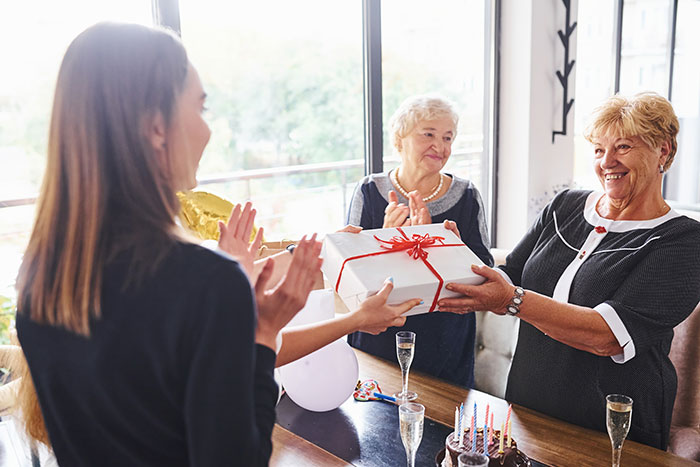 Girl’s Birthday Presents End Up In The Trash Because They Don’t Match Her Mom’s Aesthetic Girl’s Birthday Presents End Up In The Trash Because They Don’t Match Her Mom’s Aesthetic