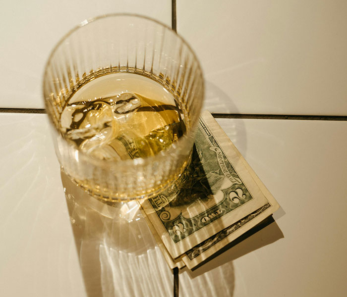 “Who Raised You?”: Waitress Calls Out Family's ‘Infuriating’ Tip After $184 Late-Night Order “Who Raised You?”: Waitress Calls Out Family's ‘Infuriating’ Tip After $184 Late-Night Order