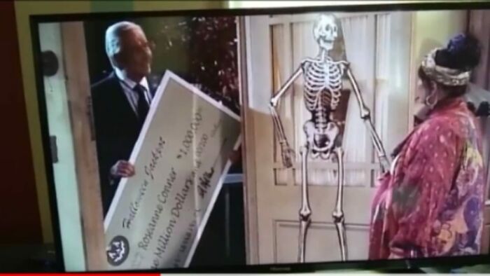 35 Times The Mandela Effect And Real-Life Glitches Creeped People Out (New Pics)