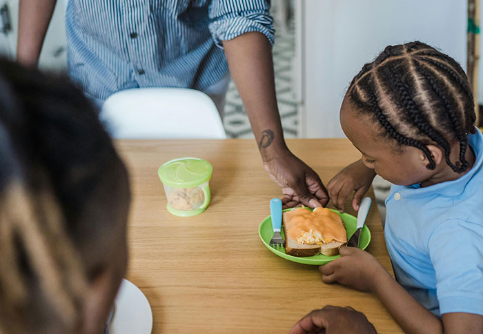 Mom Accidentally Causes Drama At BBQ When She Gives A Burger To Son Who Wasn’t Given One Mom Accidentally Causes Drama At BBQ When She Gives A Burger To Son Who Wasn’t Given One
