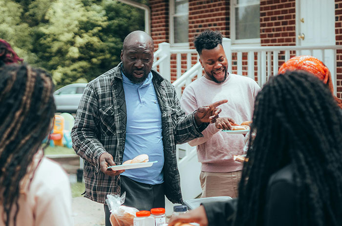 Mom Accidentally Causes Drama At BBQ When She Gives A Burger To Son Who Wasn’t Given One Mom Accidentally Causes Drama At BBQ When She Gives A Burger To Son Who Wasn’t Given One