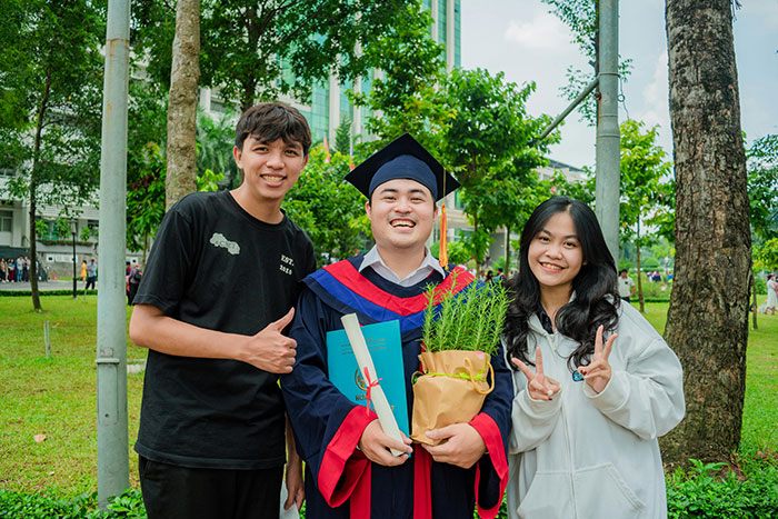 Smart Woman Is Called &ldquo;Not Bright&rdquo; By BF To Strangers, Friend Wonders If They Should Tell Her