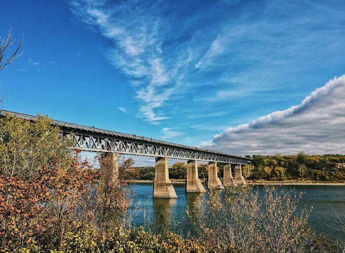 24 Canadians List Most Common Signs That Show Them Someone Is A Tourist