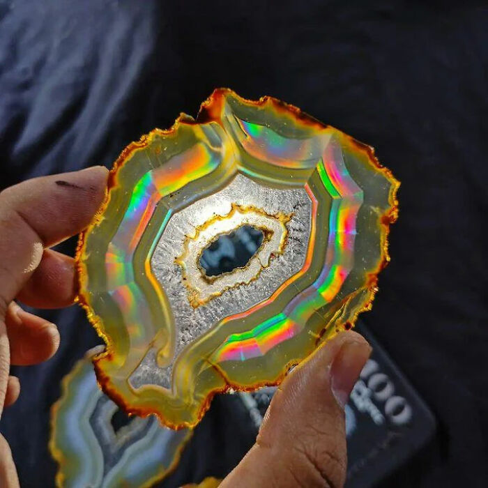 A Slice Of An 𝐈𝐫𝐢𝐬 𝐚𝐠𝐚𝐭𝐞 𝐫𝐚𝐢𝐧𝐛𝐨𝐰 Stone. (Photo: Yanzz Crystals)