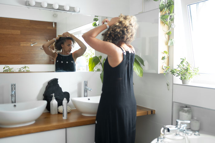 DIL Misses Being In Family Pic While In Bathroom, Husband Doesn't Speak Up Despite Mom Asking Twice