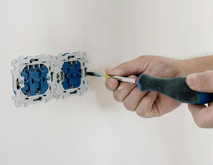 “How To Use And Repair Everything”: 40 Skills That Help People Thrive In Tough Times