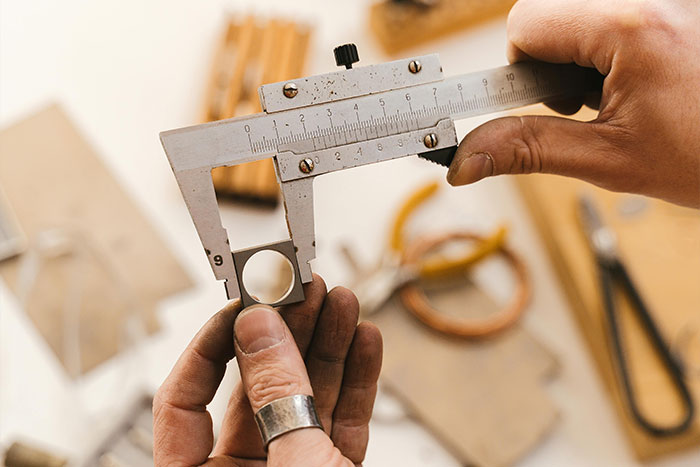 “How To Use And Repair Everything”: 40 Skills That Help People Thrive In Tough Times