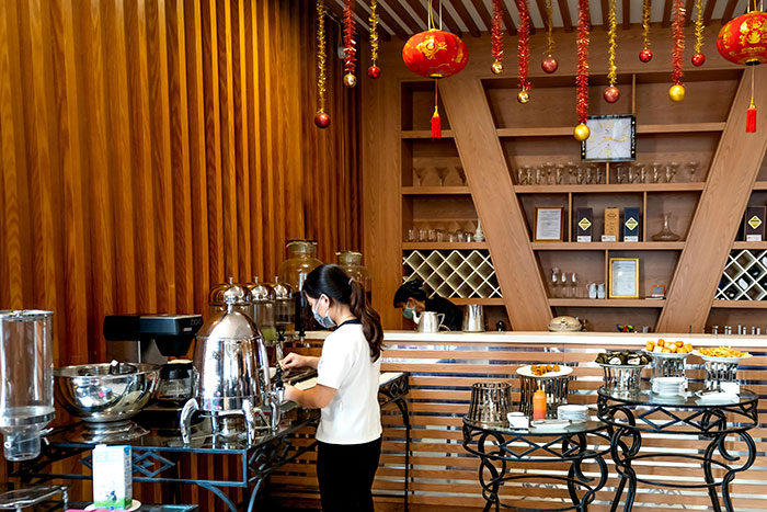 "Doesn’t Make Sense": 40 Social Etiquette Rules That People Want To See Gone