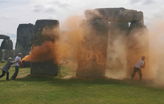 Stonehenge Spray-Painted Orange In Broad Daylight As Onlookers Try To Hold Back Vandals Stonehenge Spray-Painted Orange In Broad Daylight As Onlookers Try To Hold Back Vandals