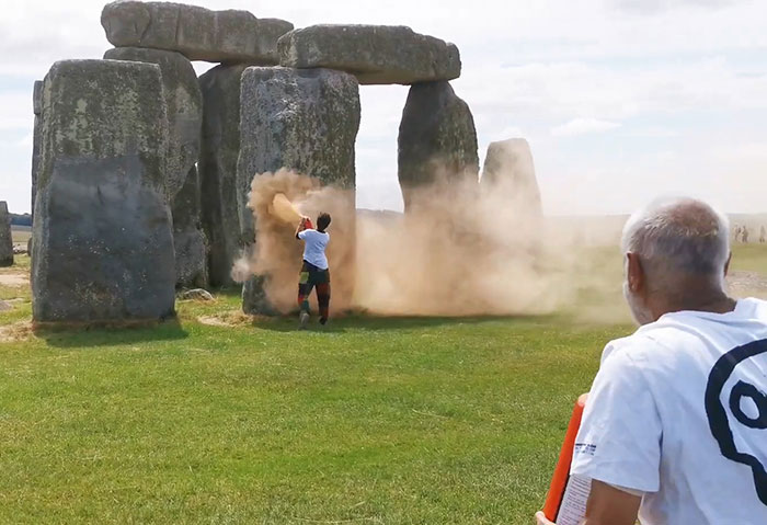 Stonehenge Spray-Painted Orange In Broad Daylight As Onlookers Try To Hold Back Vandals Stonehenge Spray-Painted Orange In Broad Daylight As Onlookers Try To Hold Back Vandals
