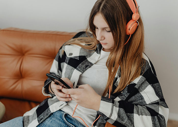 Parents Refuse To Discipline Teen After Vicious Rumor Endangers Aunt, Get Cut Off