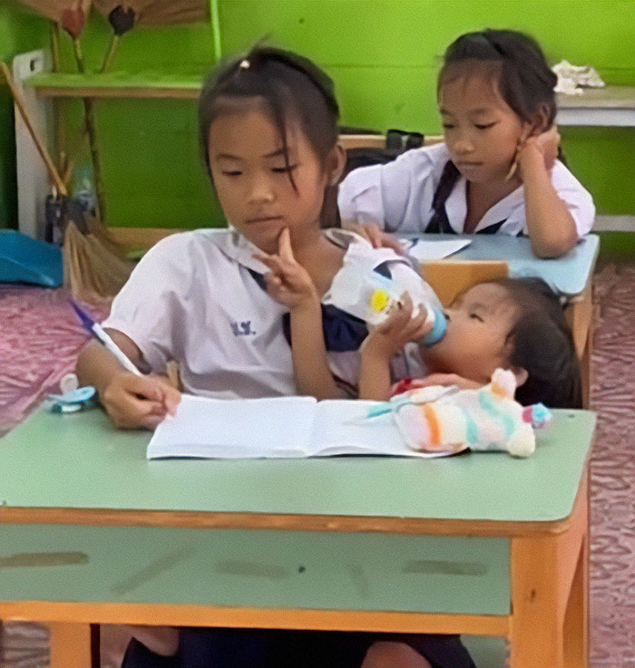 Esta niña de 10 años se vuelve la sensación de internet tras llevar a un bebé a clase