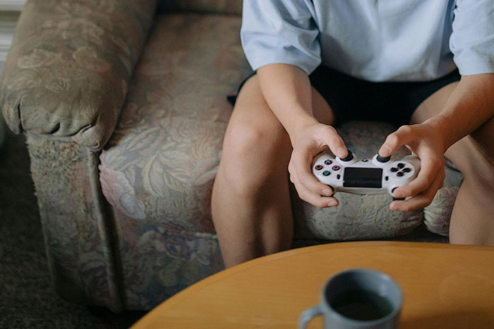 33 People Who Don’t Drink Or Smoke Share How They Cope